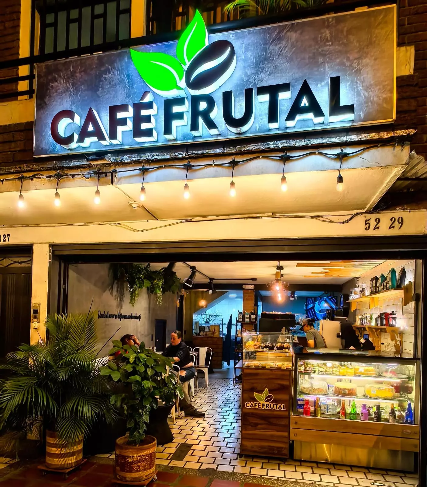 Local de Café Frutal Nocturno